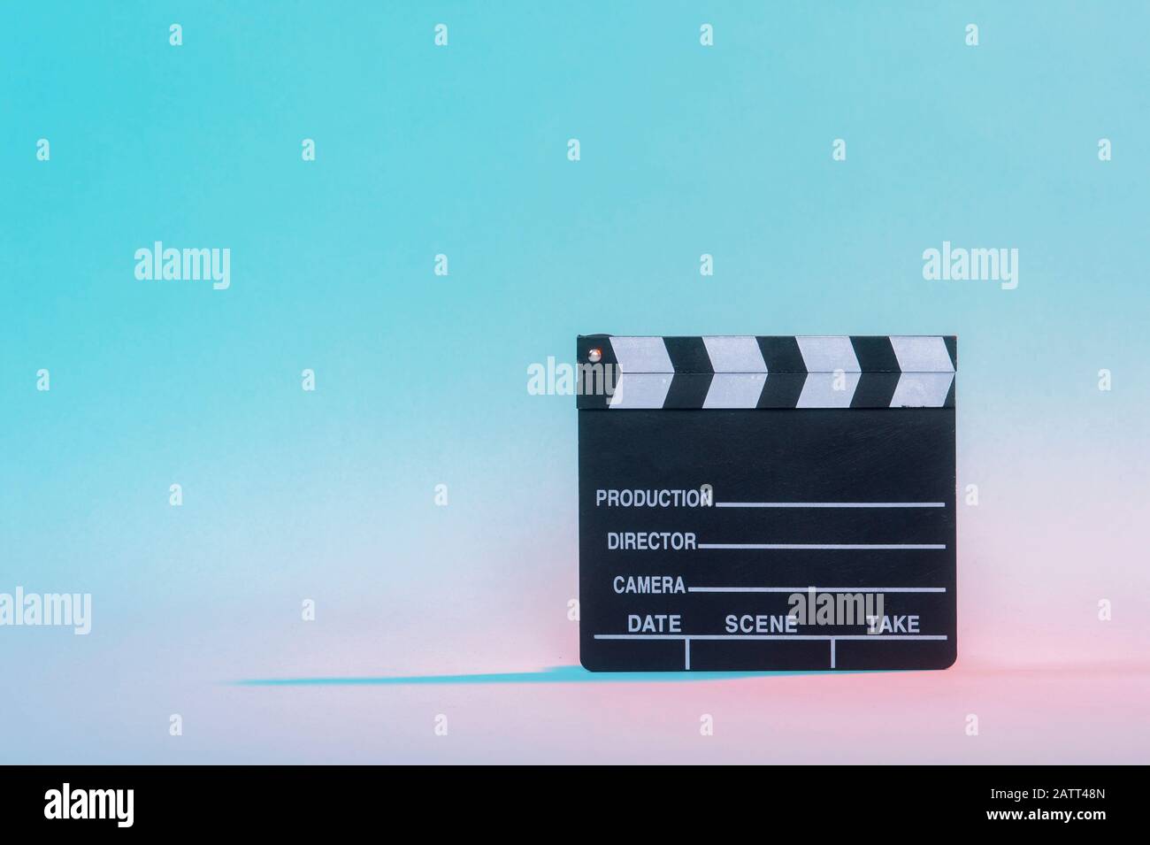 Film clapper su sfondo neon, concetto di cinema. Foto Stock