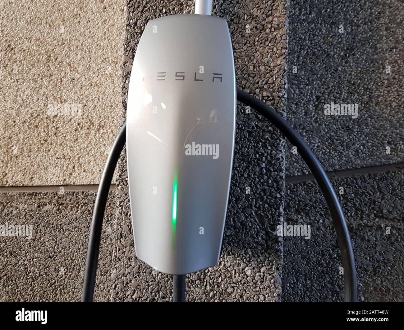 Lisbona, Portogallo - CIRCA gennaio 2020: Caricabatterie portatile da parete Tesla Foto Stock