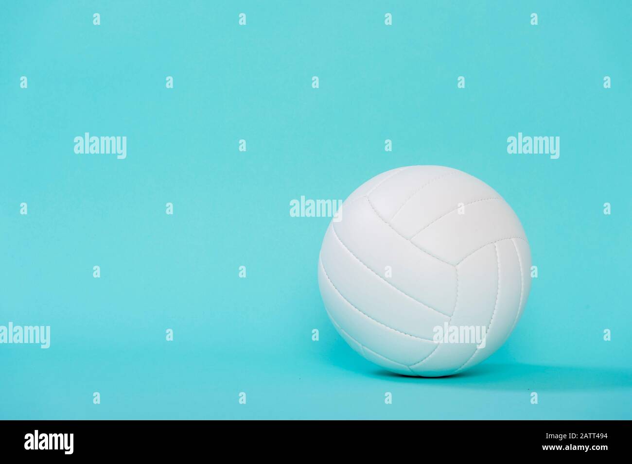 Palla da pallavolo isolata su sfondo blu. Foto Stock
