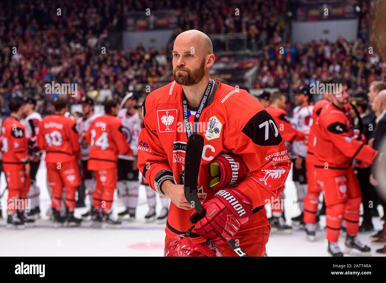 Hradec Kralove, Repubblica Ceca. 04th Feb, 2020. La squadra svedese Frolunda ha vinto la Champions League di hockey su ghiaccio stasera, per la quarta volta in cinque anni, quando ha sconfitto Hradec Kralove 3-1 nella Repubblica Ceca, 4 febbraio 2020. Nella foto, tristi giocatori di hockey di Hradec Kralove RADEK SMOLENAK. Credit: David Tanecek/Ctk Photo/Alamy Live News Foto Stock