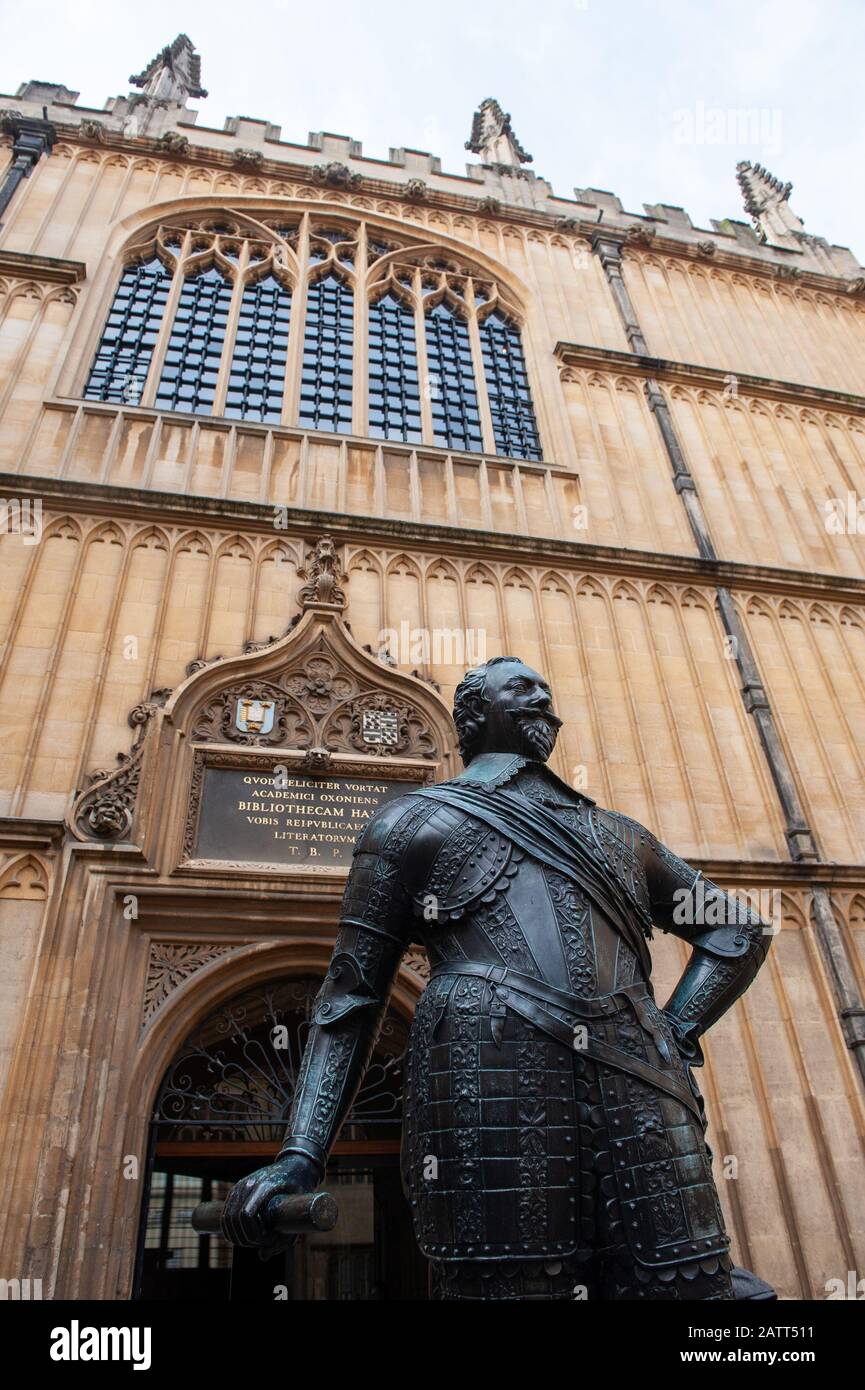Oxford, Inghilterra, Regno Unito. Febbraio 2nd, 2020 Conte di Pembroke statua fuori Bodleian Library, l'Università di Oxford, Oxford, Inghilterra, Regno Unito Foto Stock