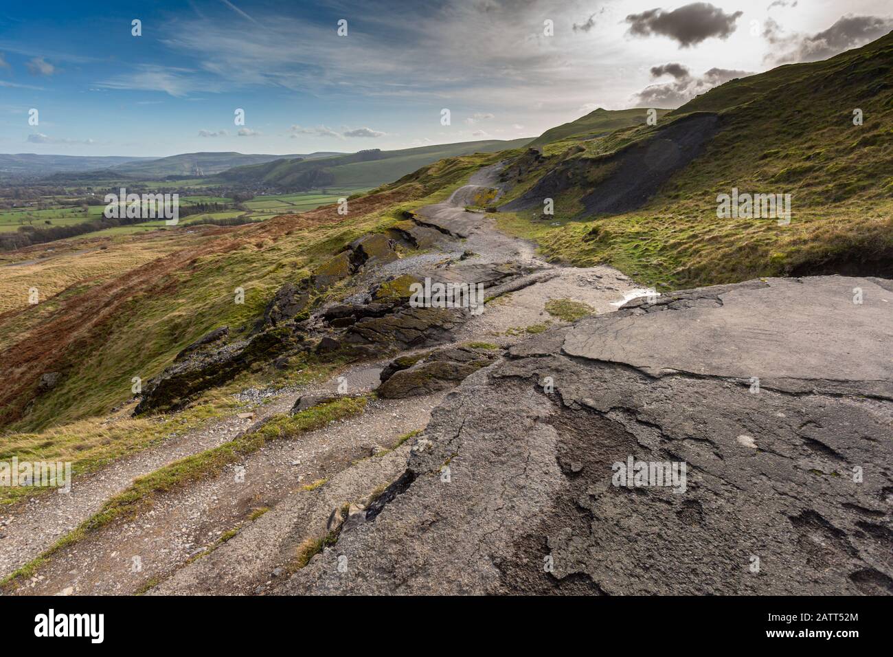 Hill Road danneggiato dalla slip, Mam Tor, The Peak District, Derbyshire UK Foto Stock