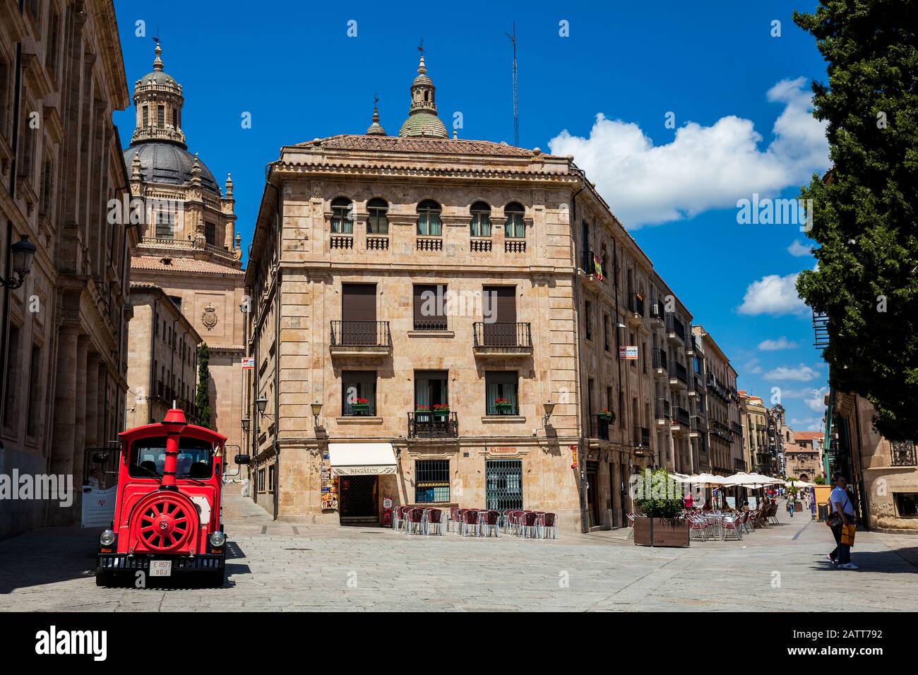 Salamanca, SPAGNA - MAGGIO 2018: Treno turistico in Piazza Anaya e gli antichi edifici che lo circondano, inclusa la cattedrale di Salamanca Foto Stock