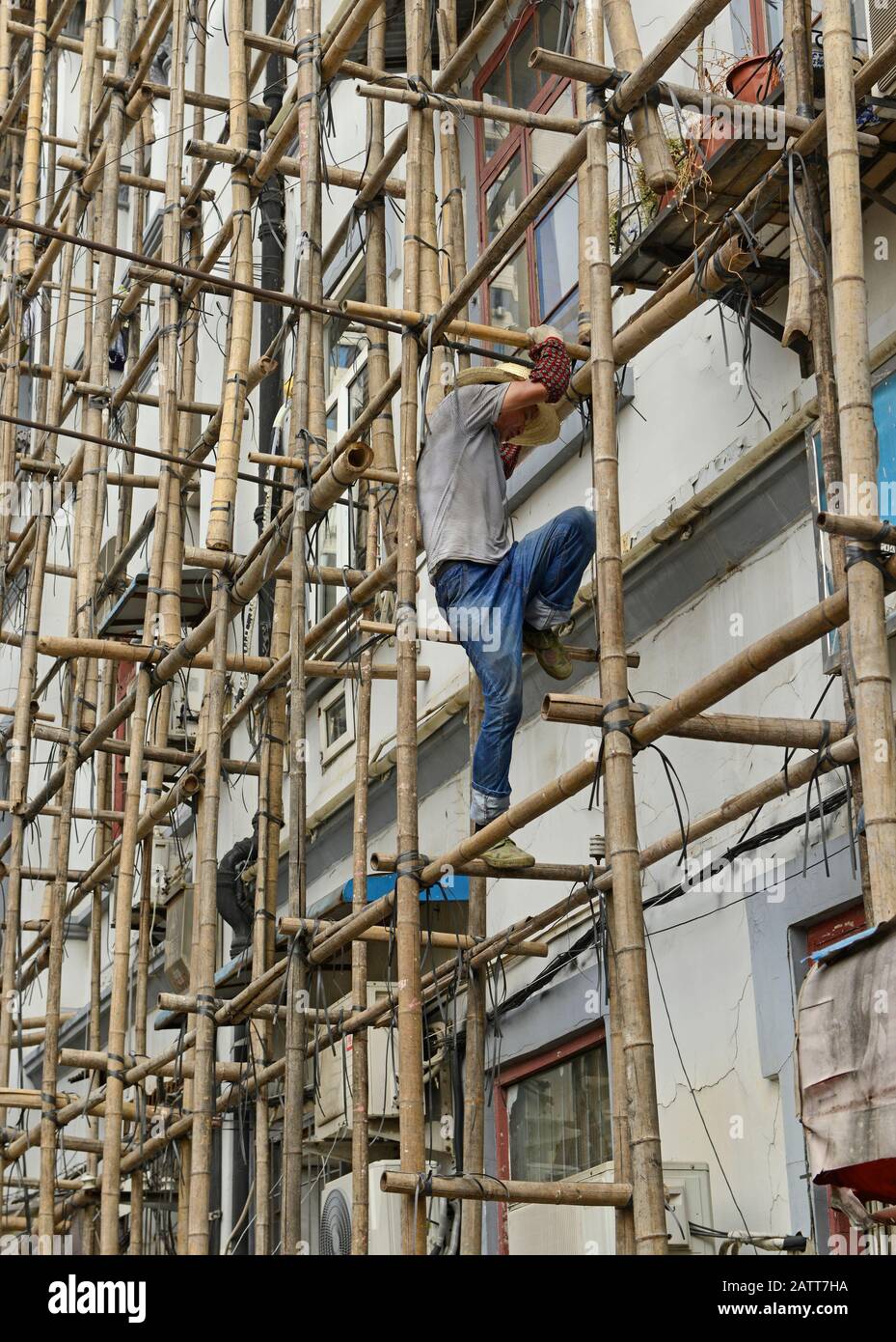Impalcature di bambù a doppia pelle raramente viste, tradizionali/moderne/sostenibili, in un edificio dell'epoca coloniale in fase di restauro a Hankou, Wuhan, Cina Foto Stock