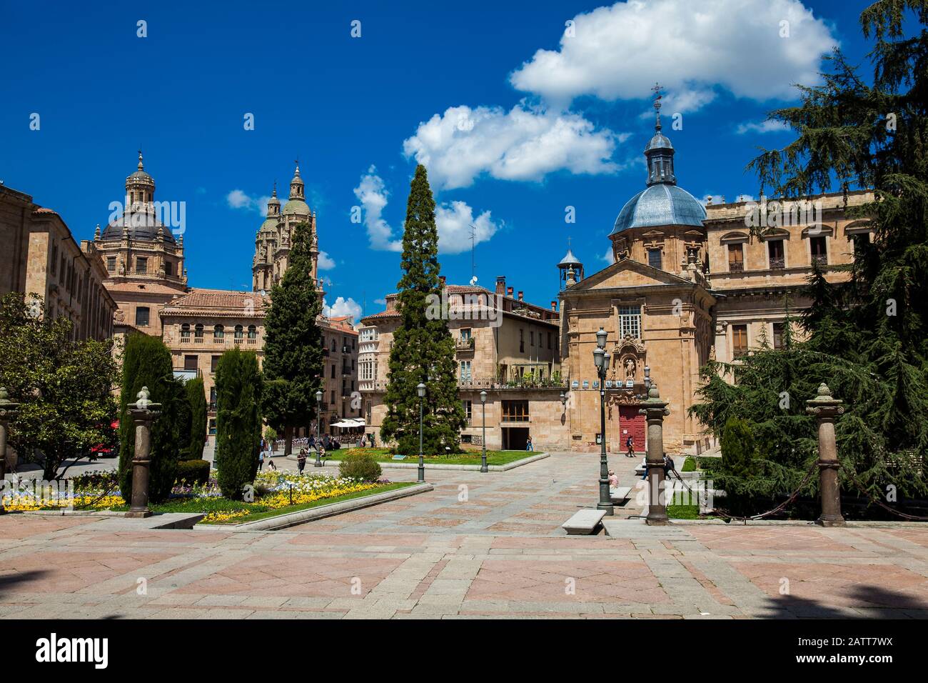 Salamanca, SPAGNA - MAGGIO 2018: Piazza Anaya e gli antichi edifici che la circondano, tra cui il Palazzo Anaya e la Cattedrale di Salamanca Foto Stock