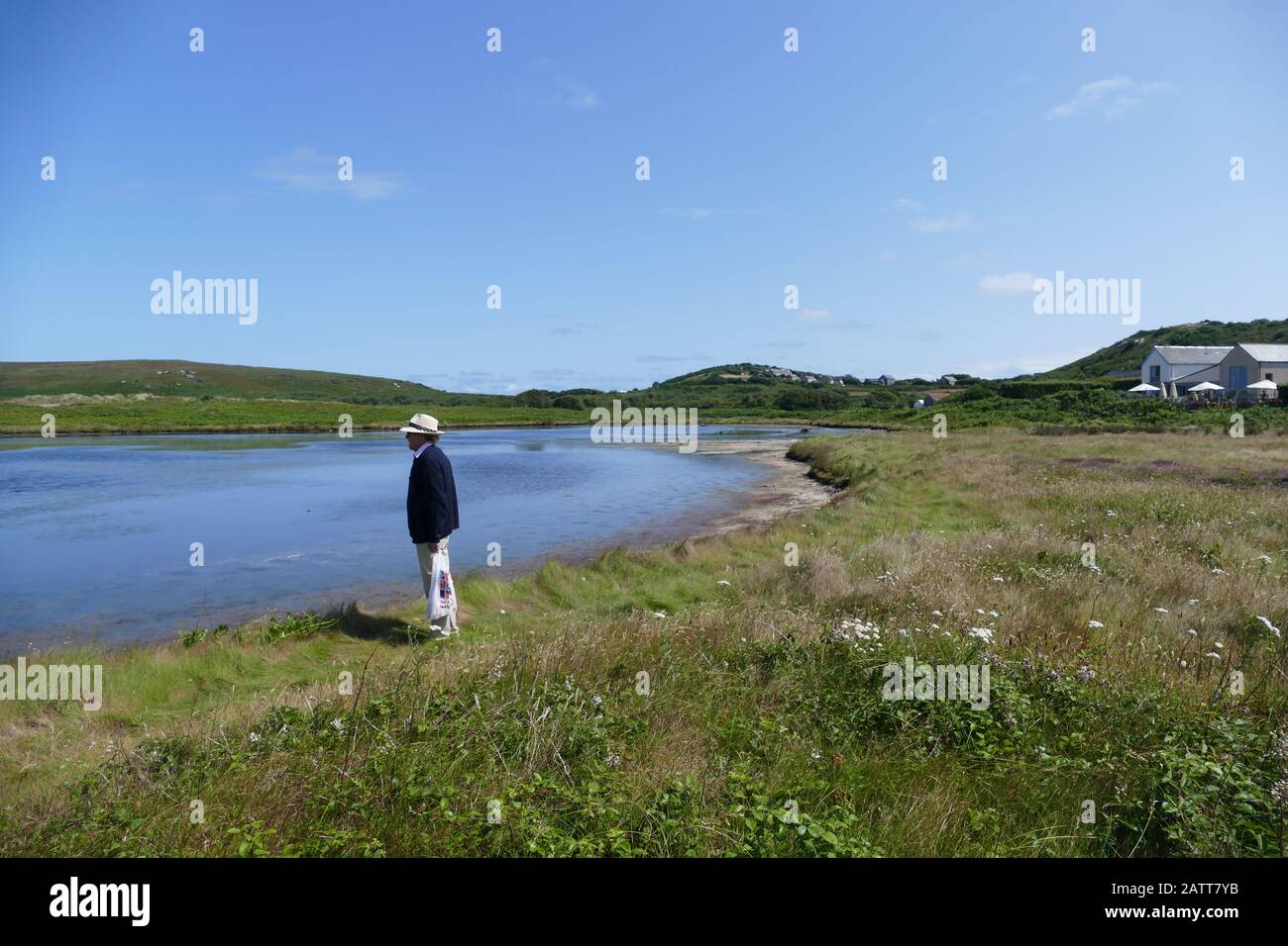 Uomo alla ricerca di uccelli, grande piscina, Bryher, Isole di Scilly, Cornovaglia, Regno Unito Foto Stock