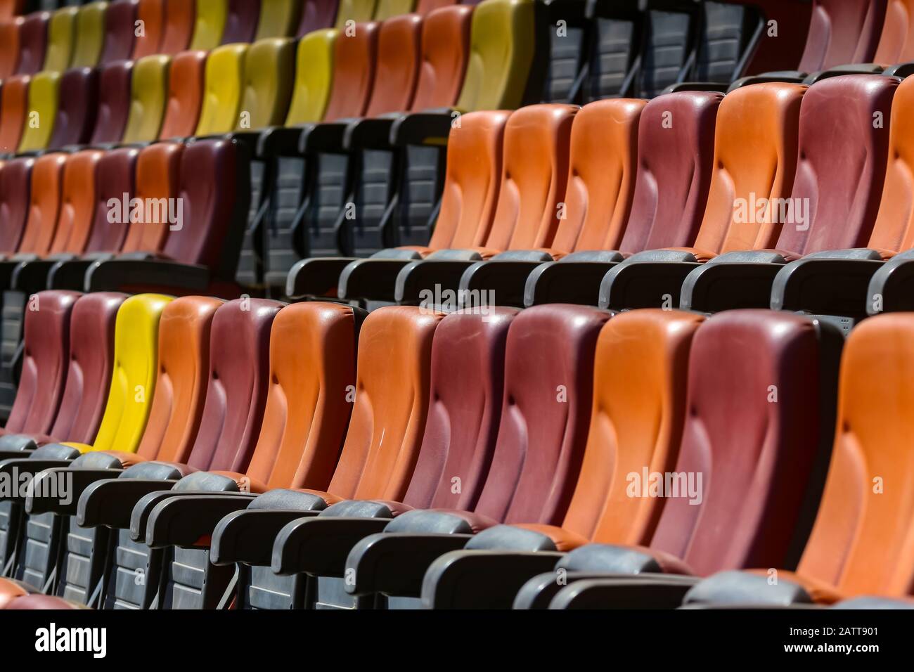 Bucarest, Romania - 29 agosto 2019: il vuoto di sedili colorati del National Arena Stadium sono stati puliti prima di una partita di calcio a Bucarest. Foto Stock
