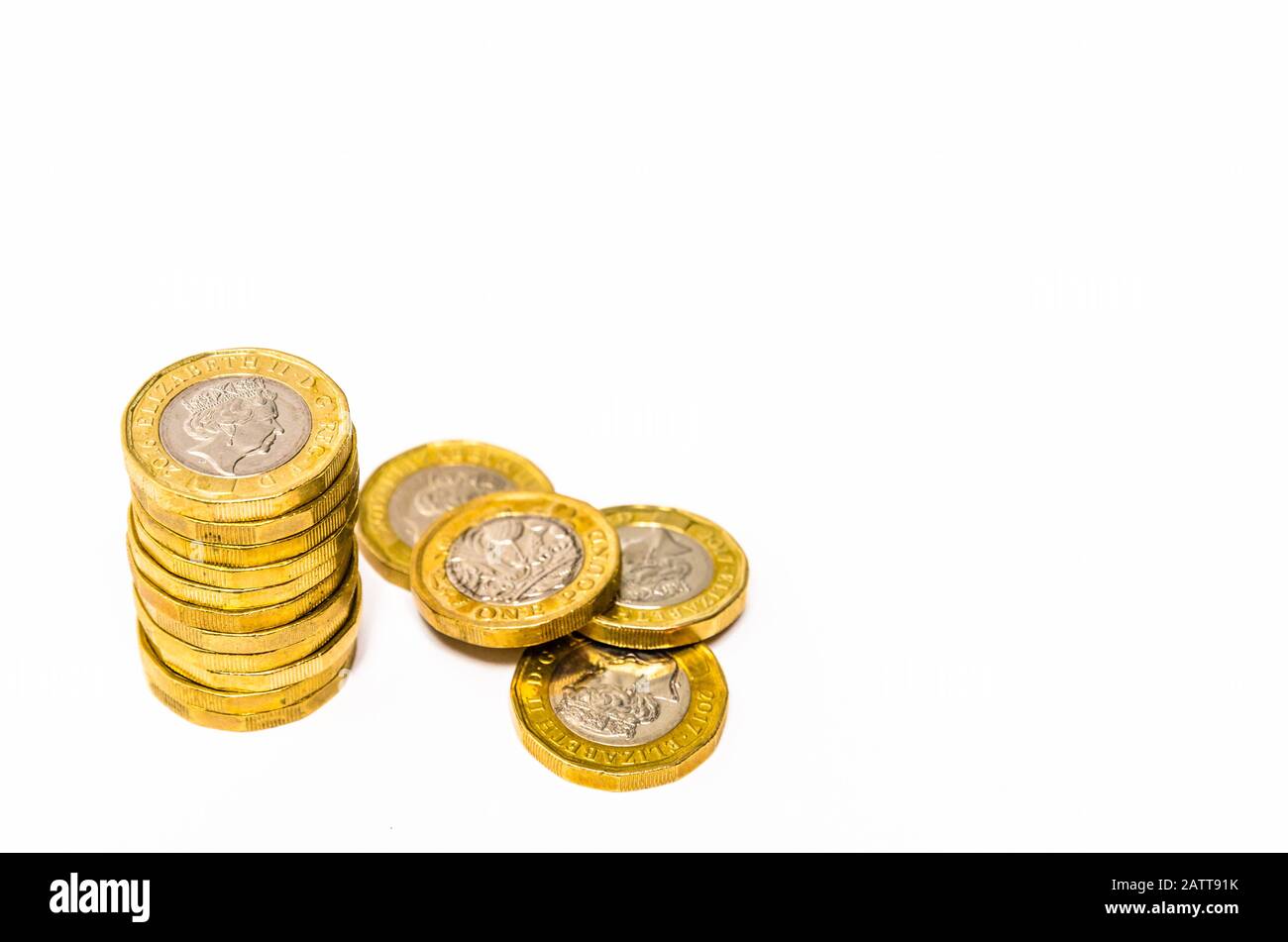Nuove monete da una libbra su sfondo bianco Foto Stock