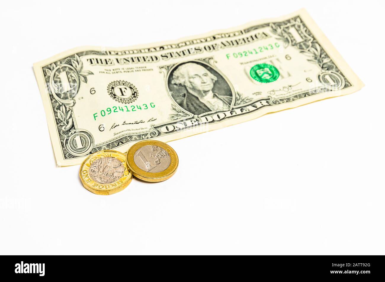 Una moneta da 1 libbra e una moneta da euro e una nota da dollaro su sfondo bianco Foto Stock