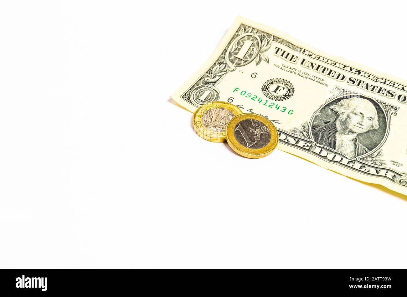 Una moneta da 1 libbra e una moneta da euro e una nota da dollaro su sfondo bianco Foto Stock