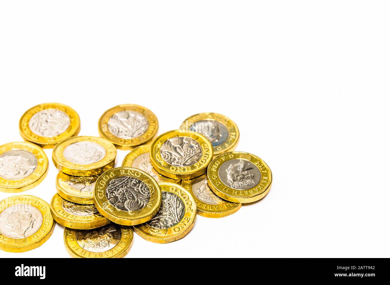 Nuove monete da una libbra su sfondo bianco Foto Stock