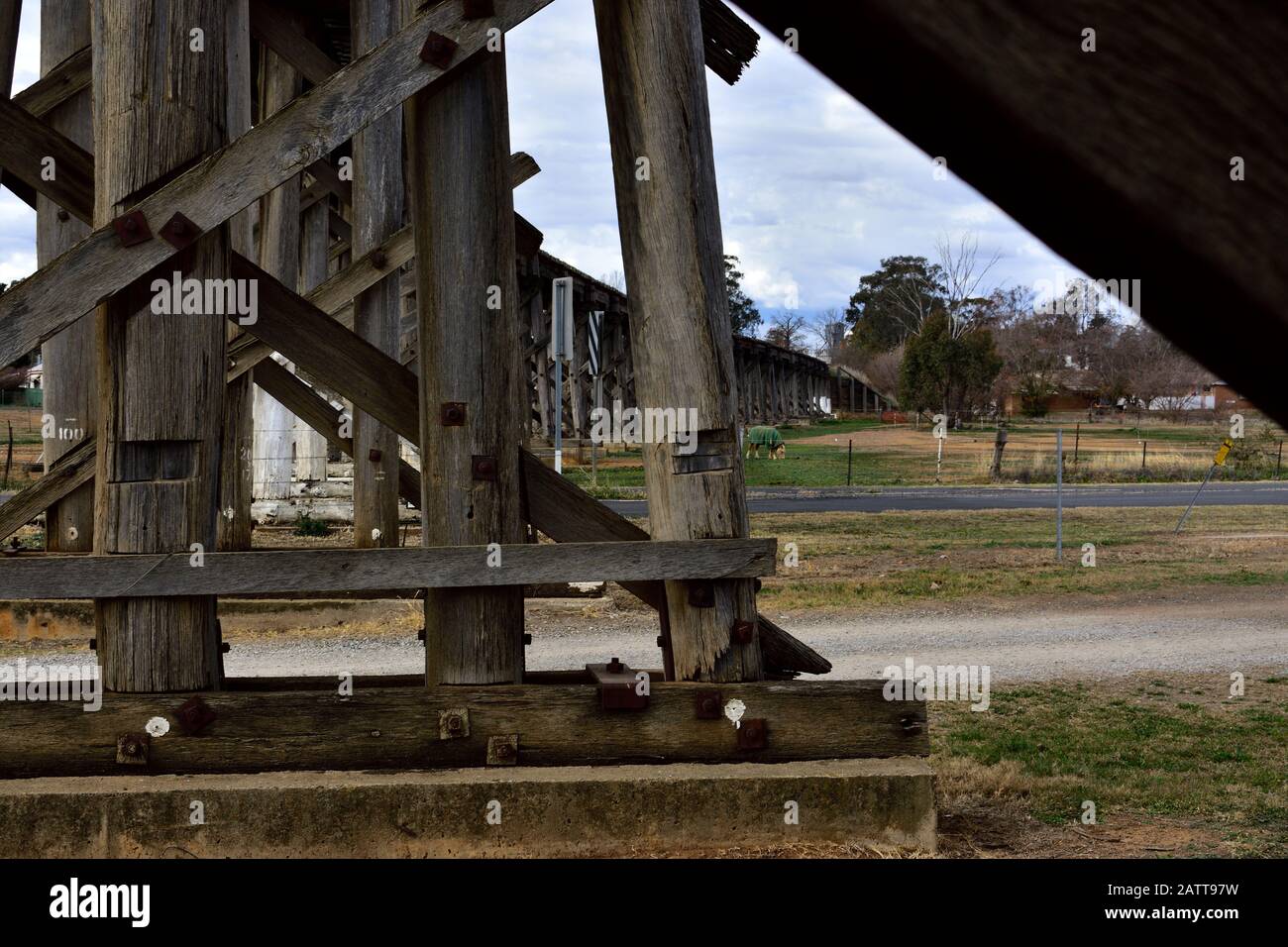 Viadotto ferroviario in legno Foto Stock