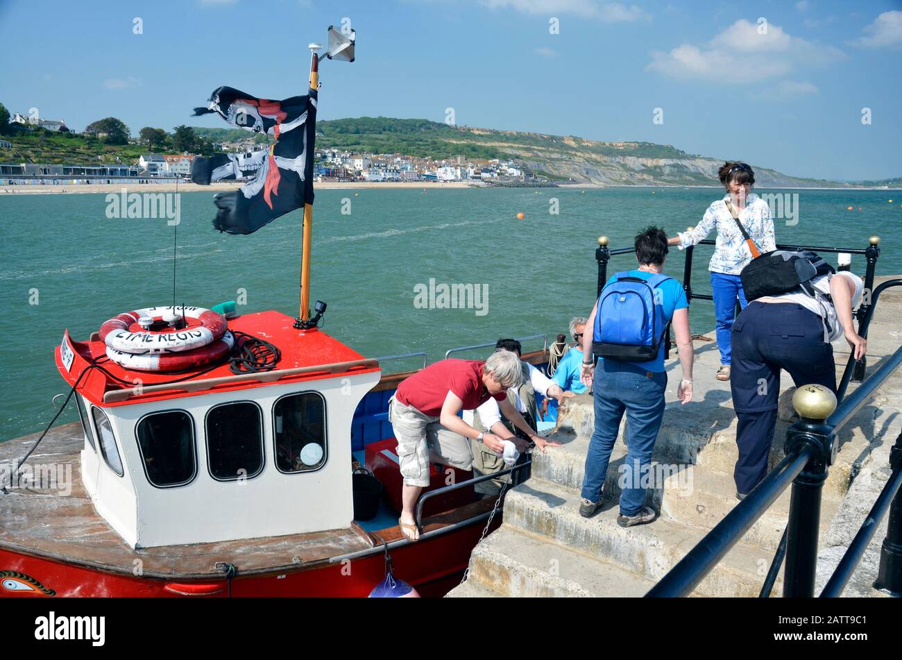 imbarcazione da crociera di piacere con passeggeri che sbarcano lyme regis england Foto Stock