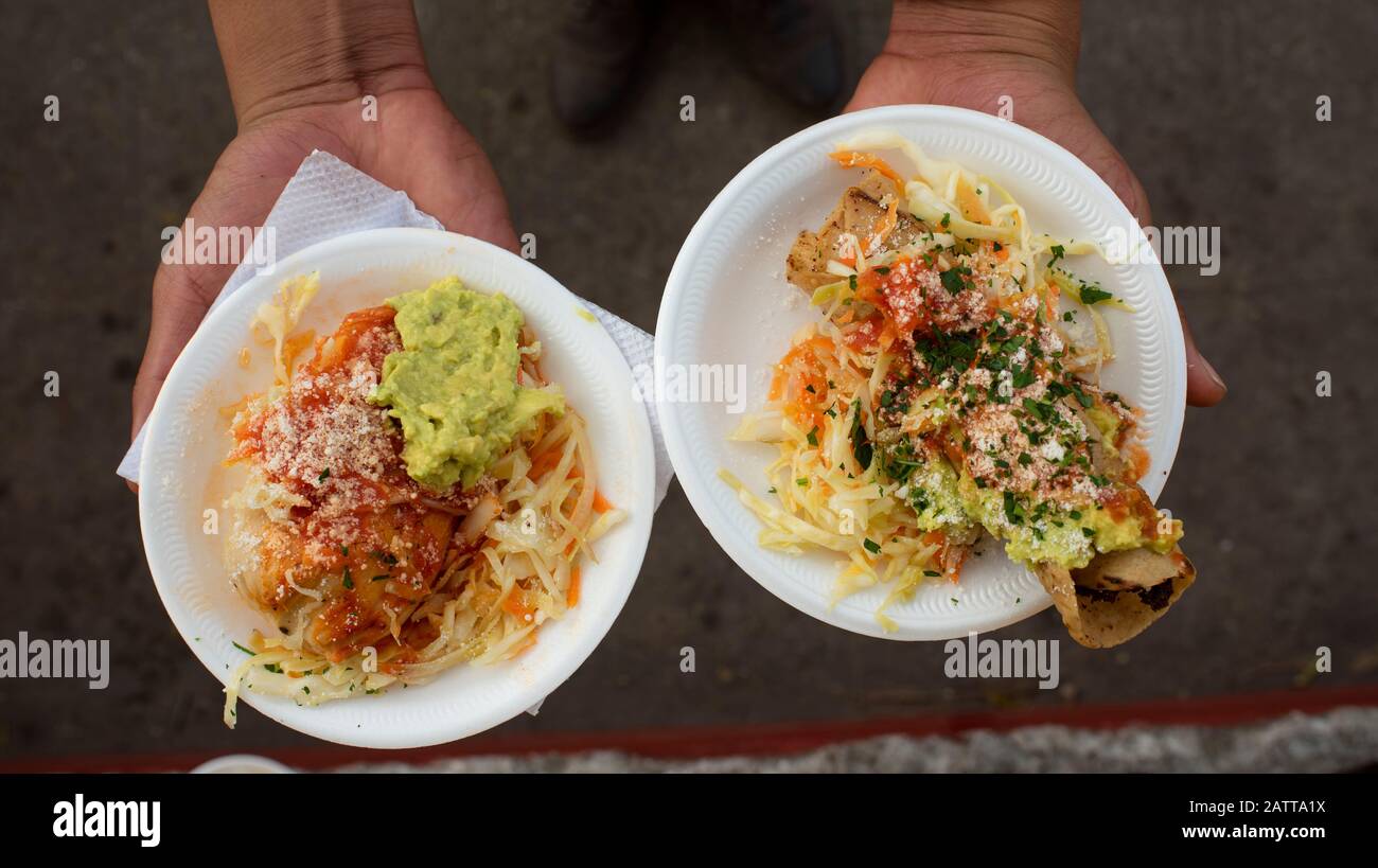 Tradizionale guatemalteco Street food spuntini. Dobblada con curtito (cavolo leggermente fermentato con carote e spezie). Antigua, Guatemala. Gennaio 2019 Foto Stock