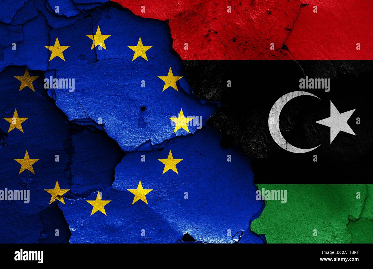Bandiere dell'UE e della Libia dipinte su pareti incrinate Foto Stock