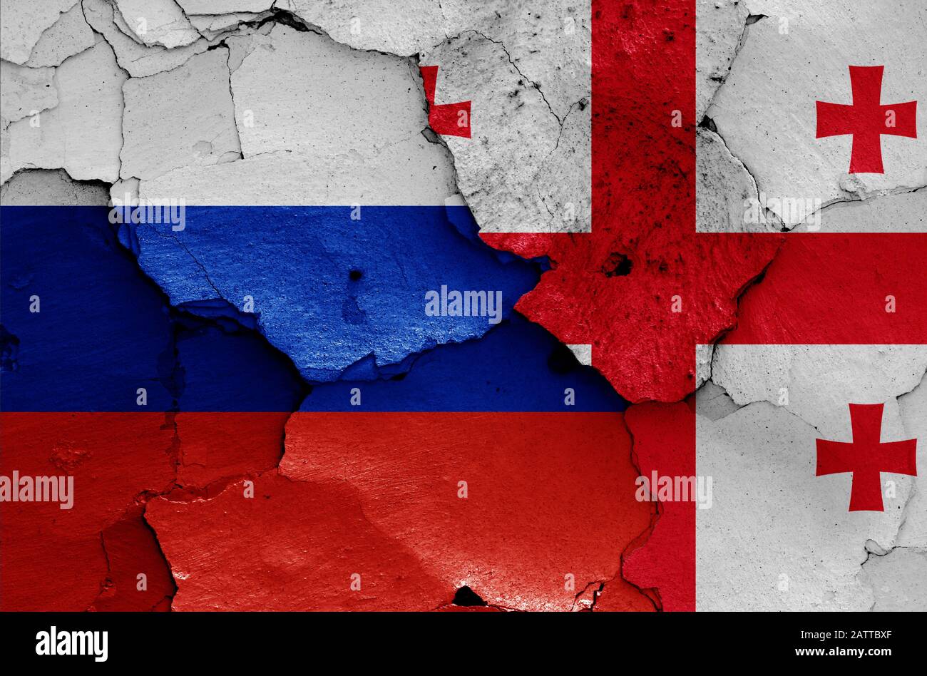 Bandiere di Russia e Georgia dipinte su pareti incrinate Foto Stock