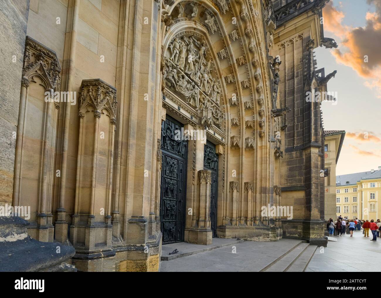 L'imponente facciata gotica e porte alla Cattedrale di San Vito nel Castello di Praga complesso nella Repubblica Ceca Foto Stock