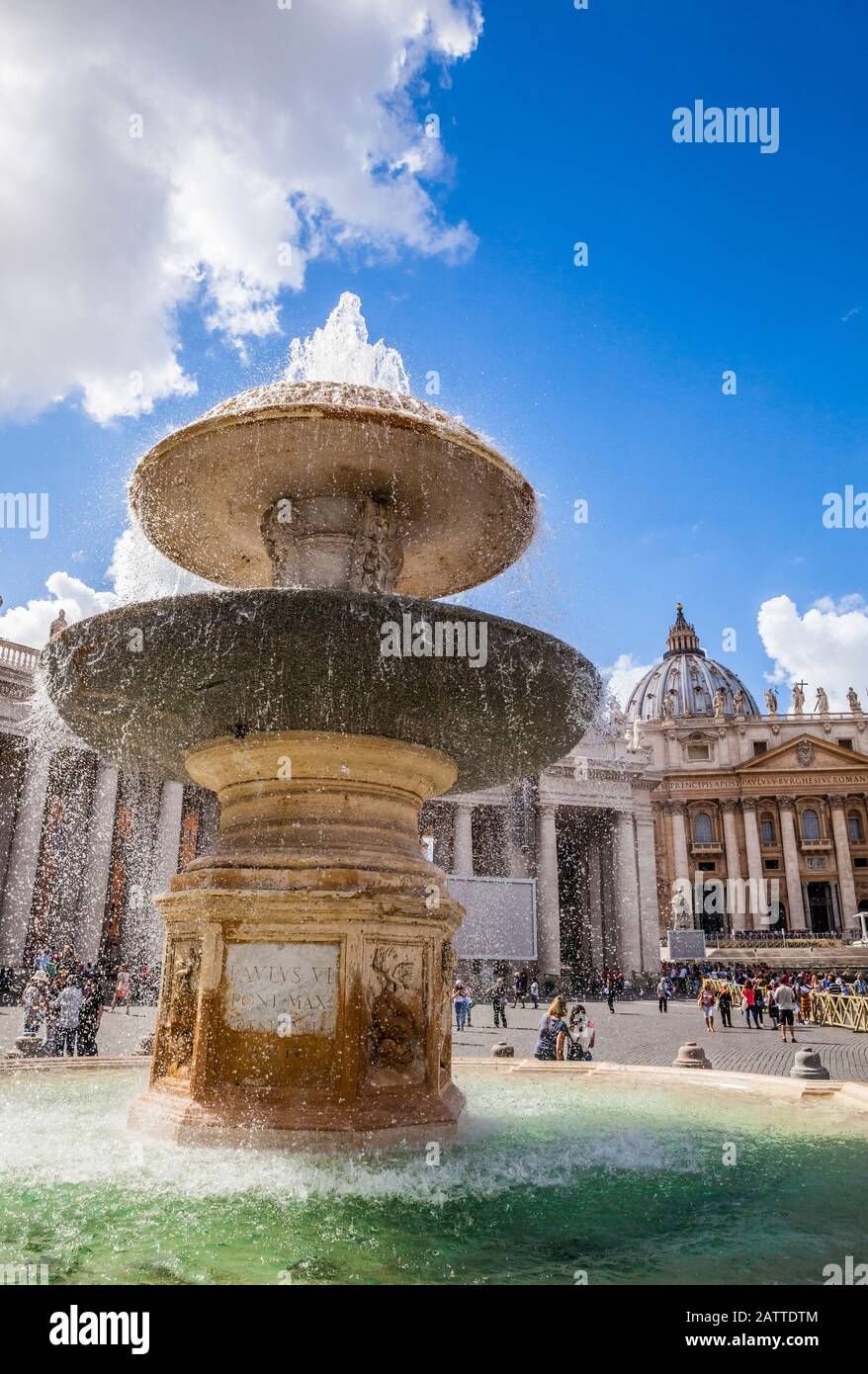 La fontana del Bernini sul lato sud di Piazza San Pietro, Città del Vaticano, Roma, Italia. Foto Stock