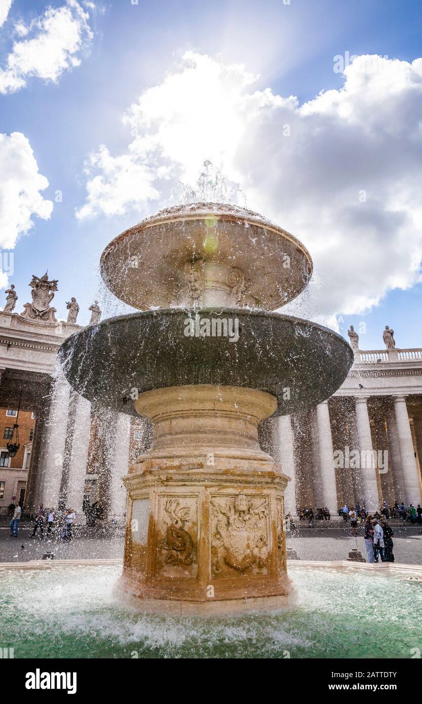 La fontana del Bernini sul lato sud di Piazza San Pietro, Città del Vaticano, Roma, Italia. Foto Stock