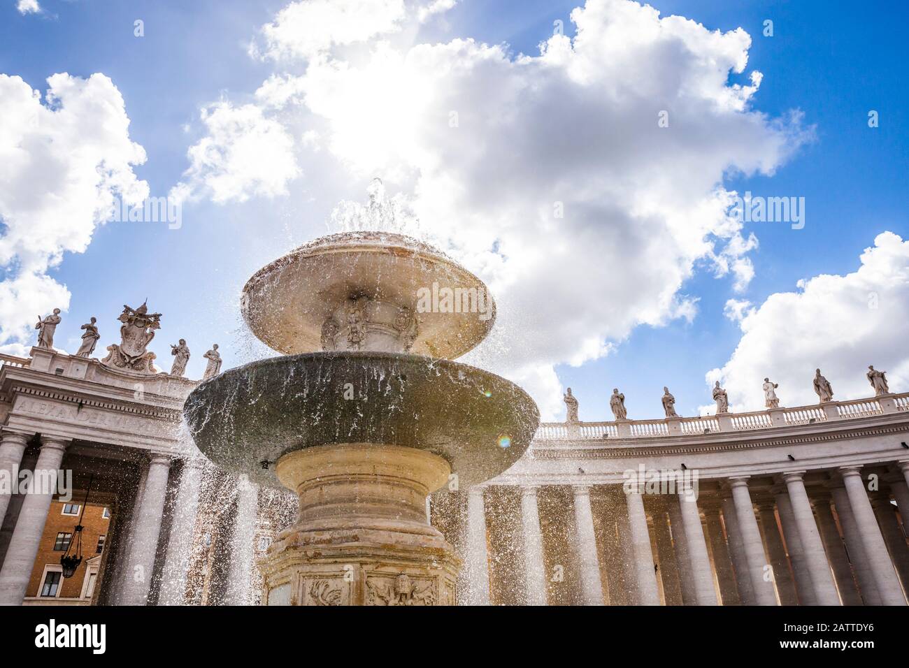 La fontana del Bernini sul lato sud di Piazza San Pietro, Città del Vaticano, Roma, Italia. Foto Stock