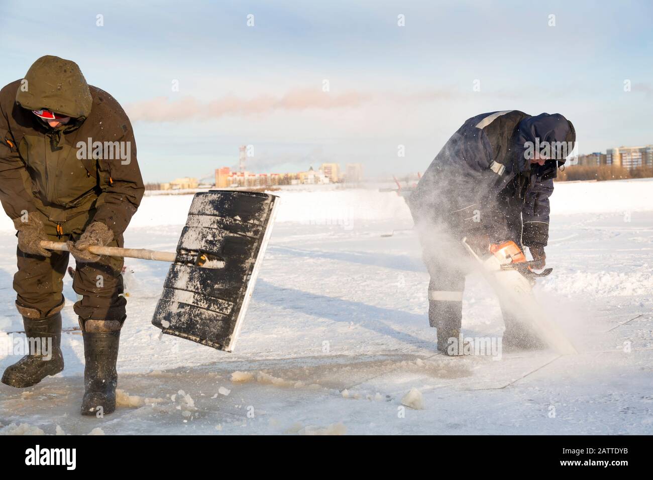 Lavoratore taglia il ghiaccio con una sega a benzina Foto stock - Alamy
