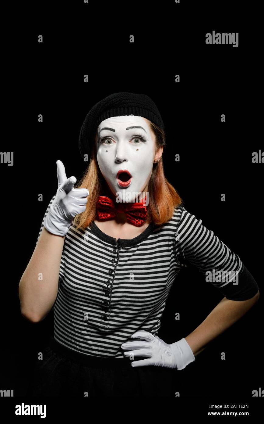 Female mime punta un dito contro di te. Verticale vita su ritratto di attrice Foto Stock