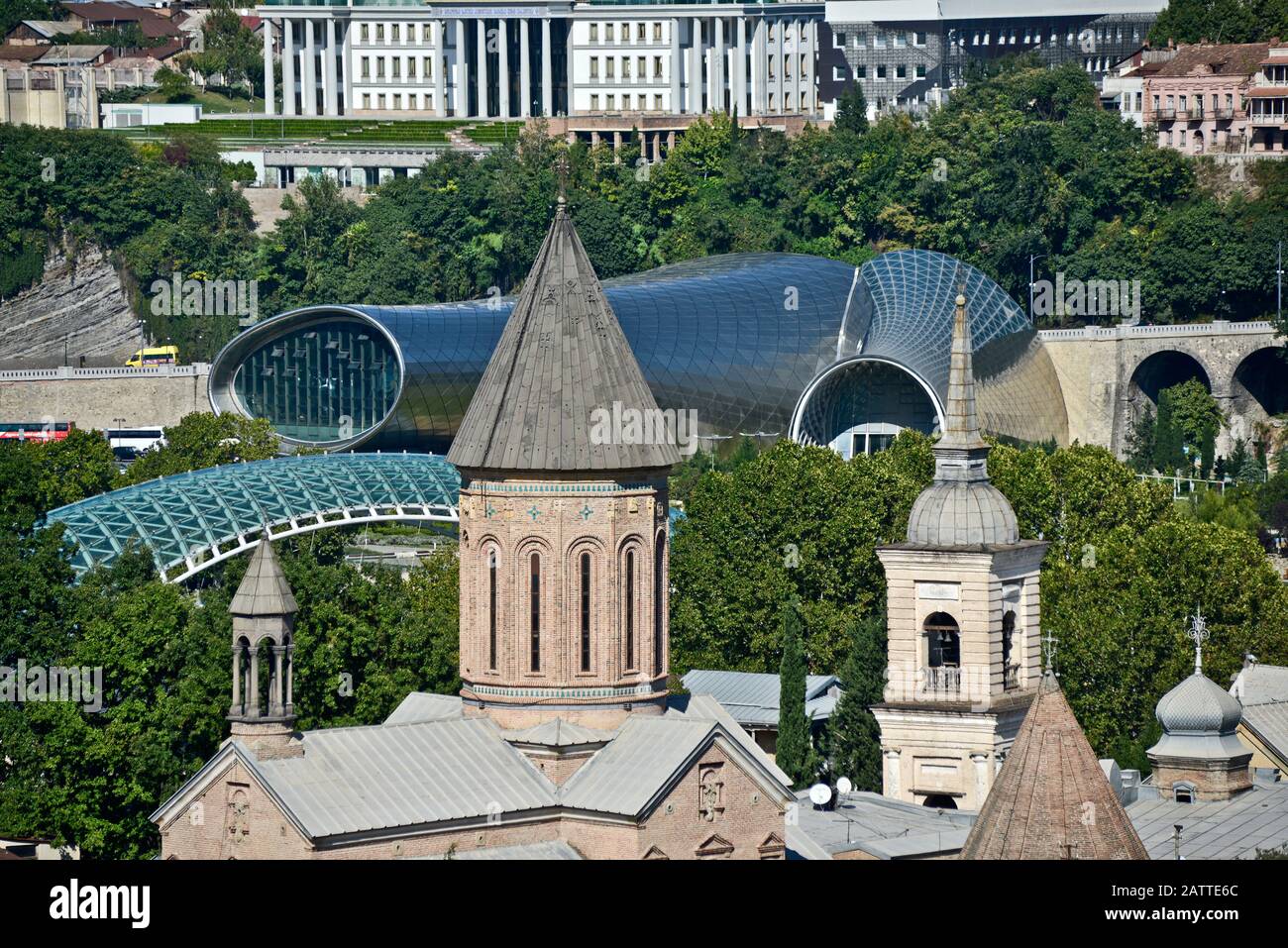 Vista panoramica di Tbilisi dalla collina di Sololaki: Teatro musicale e Centro Espositivo, Ponte della Pace (Georgia) Foto Stock