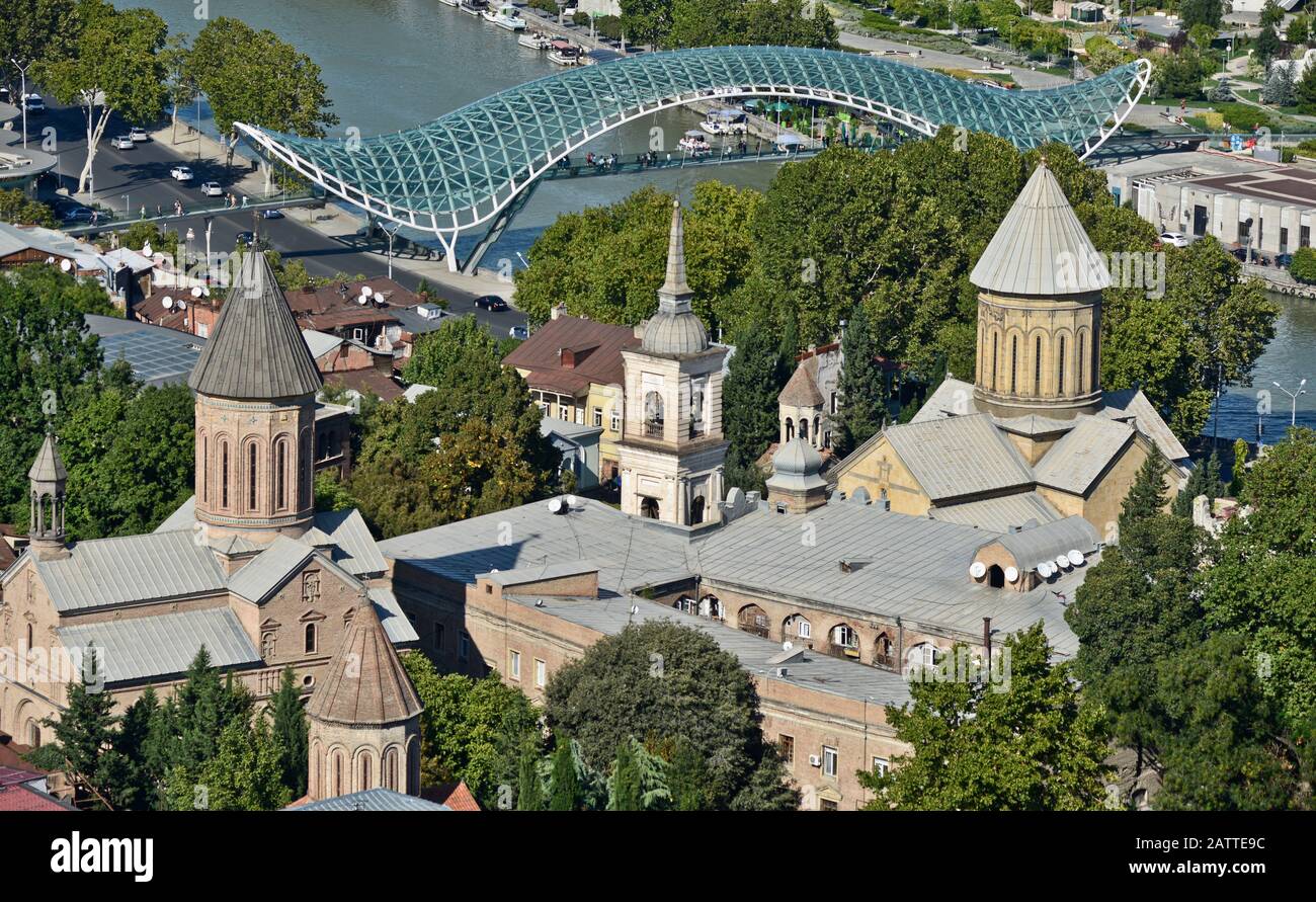Ponte della Pace, vista panoramica di Tbilisi dal Colle Sololaki. Tbilisi, Repubblica di Georgia Foto Stock