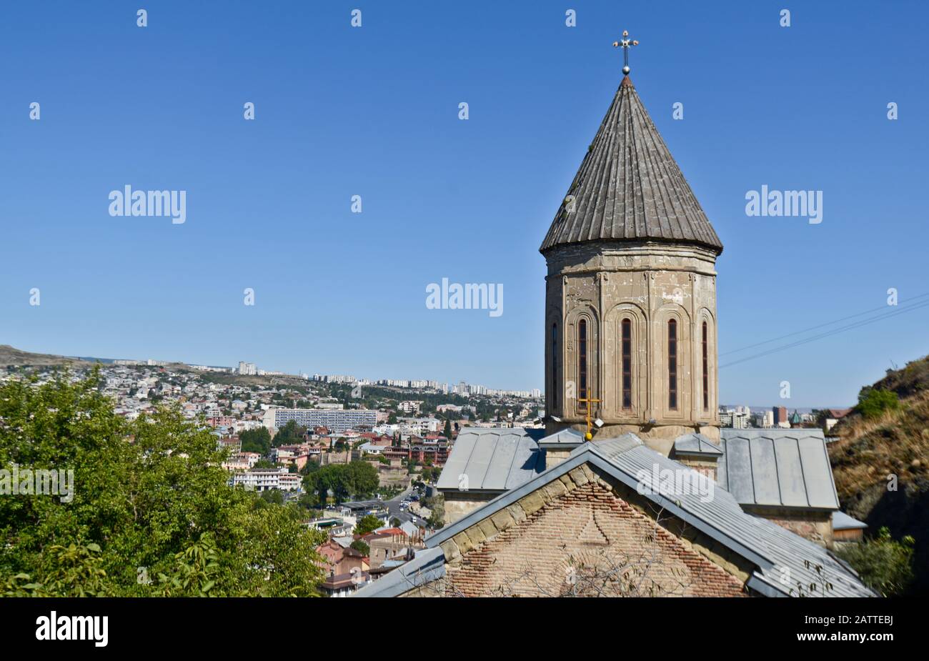 Tbilisi: Chiesa di San Nicola, con vista panoramica del centro della città dalla collina di Sololaki sullo sfondo (Georgia) Foto Stock