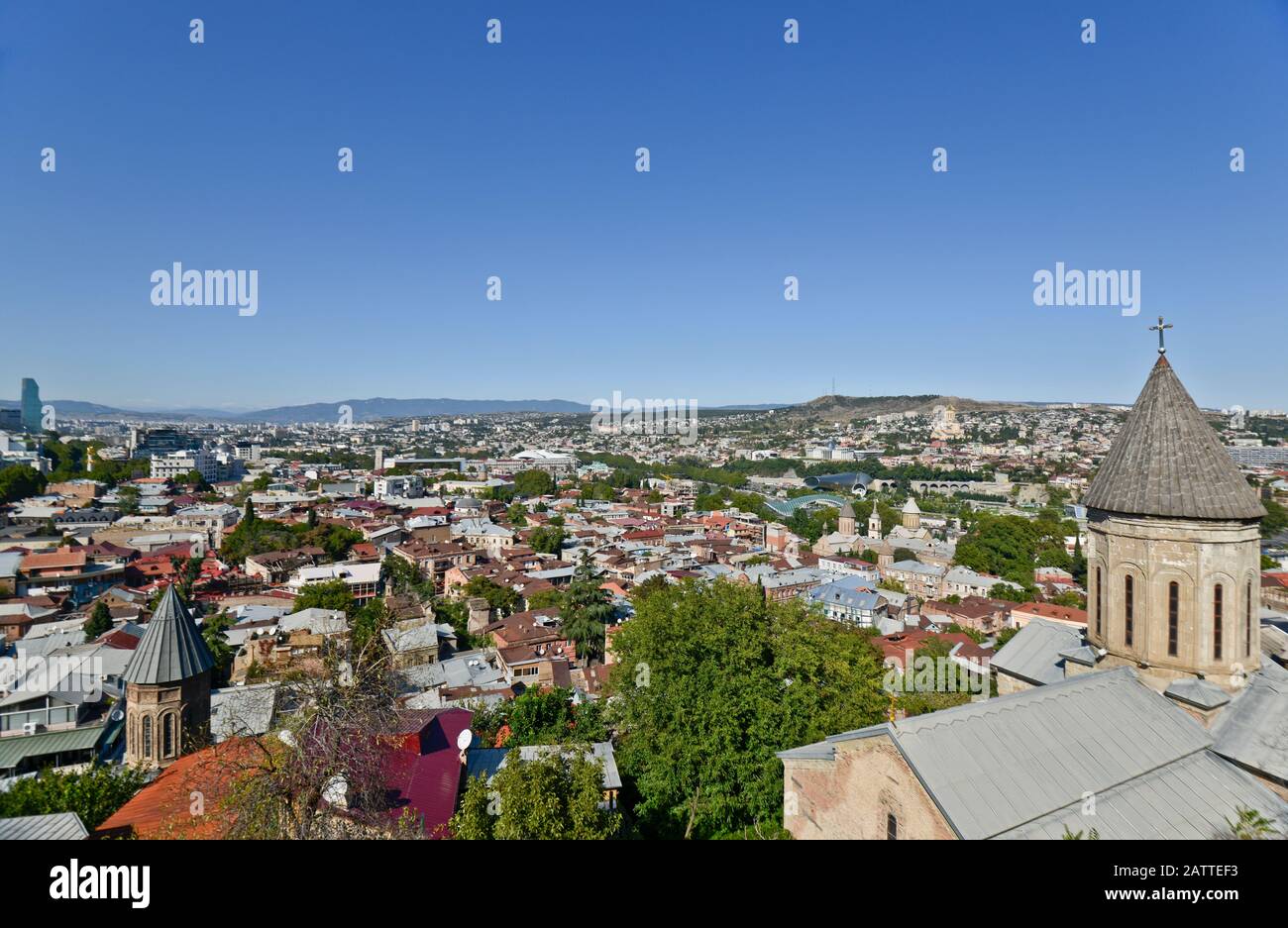 Tbilisi: Chiesa di San Nicola, con vista panoramica del centro della città dalla collina di Sololaki sullo sfondo (Georgia) Foto Stock