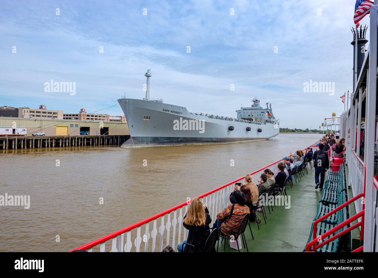 Passeggeri di Steamboat Natchez sul ponte che guardano la nave MV Cape Kennedy, il Fiume Mississipi, New Orleans, Louisiana, Stati Uniti Foto Stock