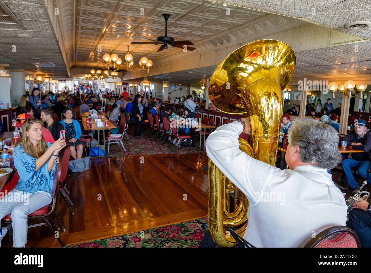 Musicisti della jazz band Steamboat Natchez che suonano per i passeggeri sul ponte interno, Mississippi River, New Orleans, Louisiana, Stati Uniti d'America, USA Foto Stock