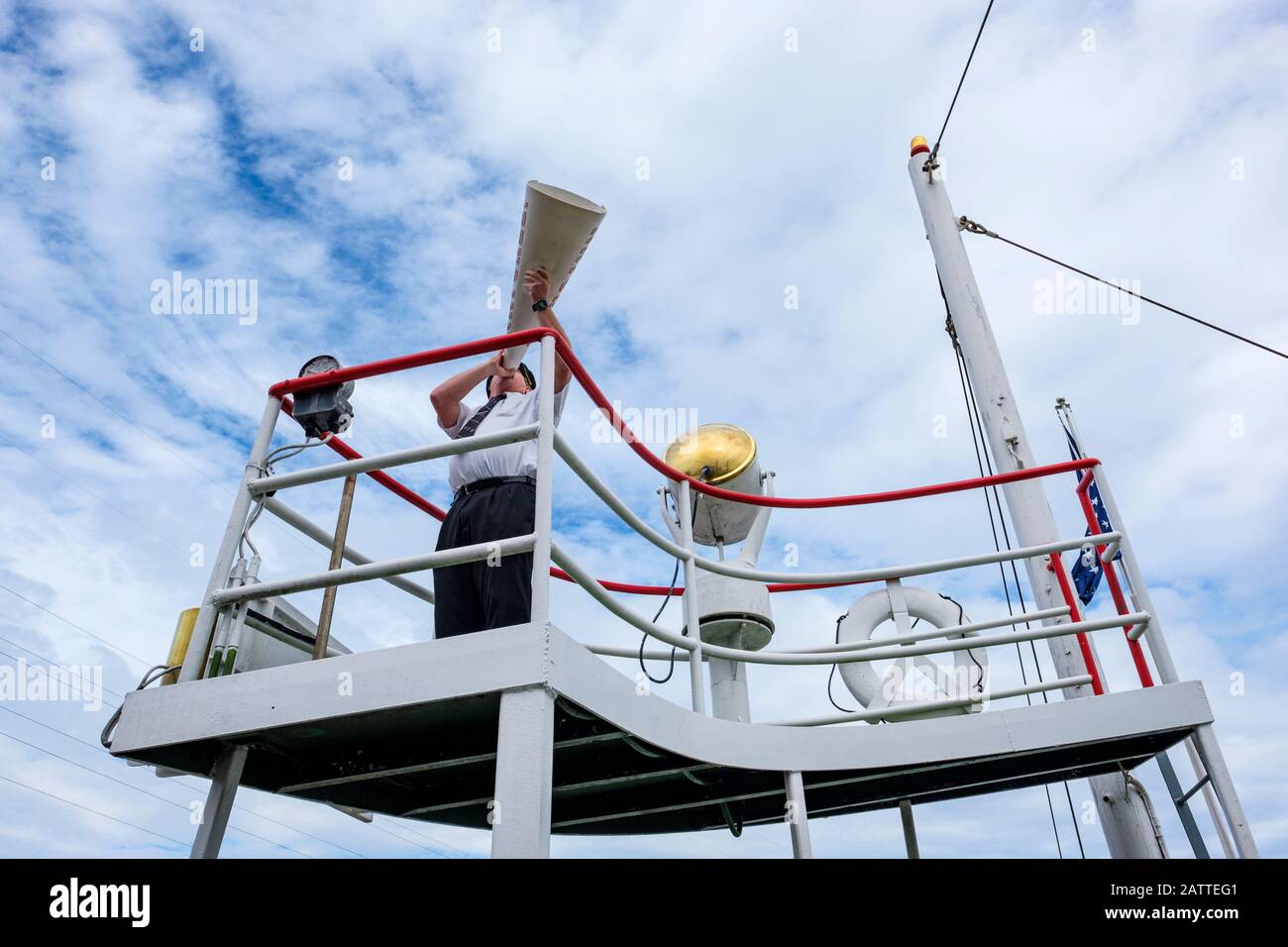 Steamboat Natchez Captain, orologiaio che annuncia la nave è pronta per la partenza, Mississipi River, New Orleans, Louisiana, Stati Uniti Foto Stock