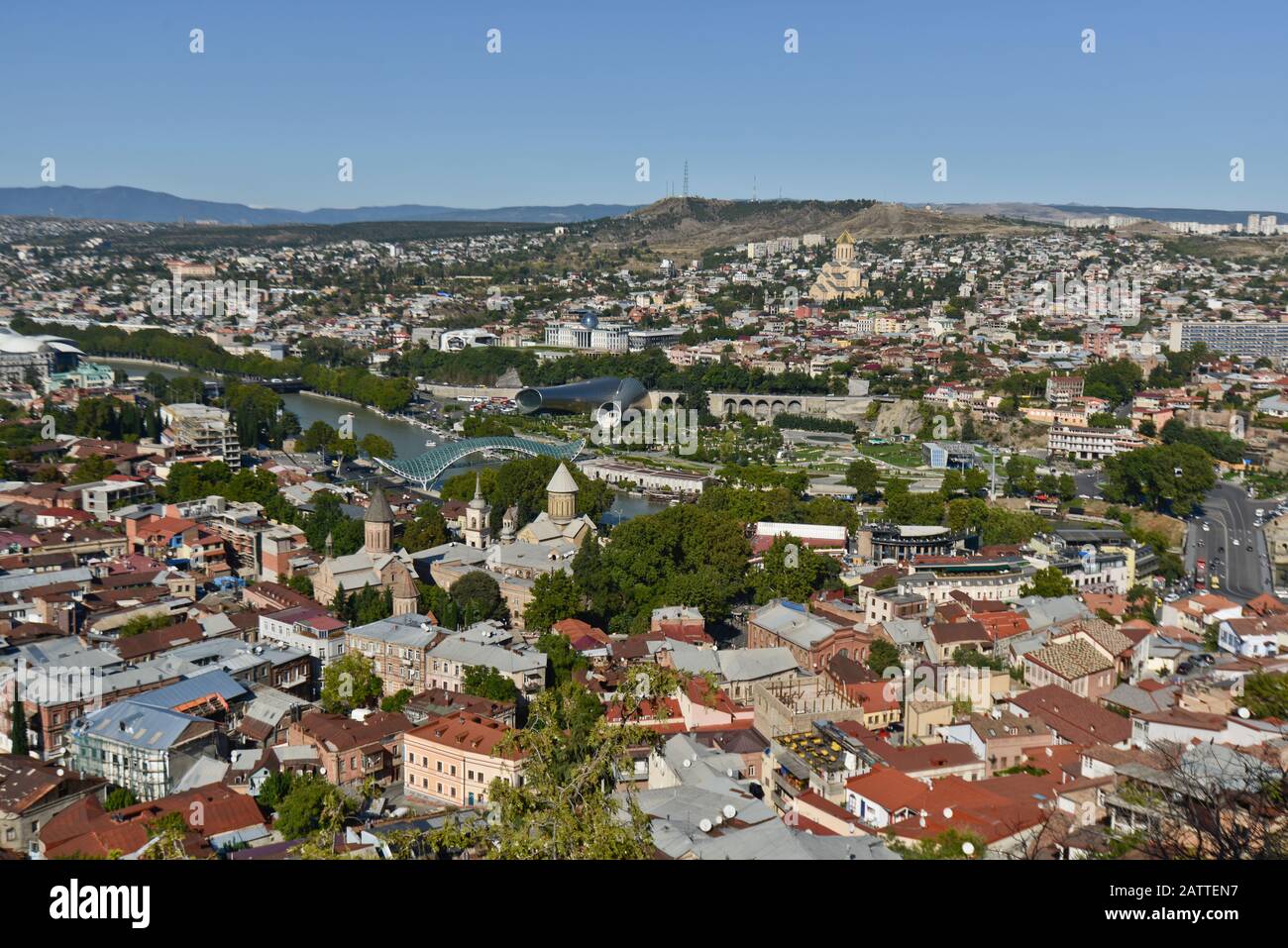 Vista panoramica di Tbilisi dalla collina di Sololaki, con il fiume Kura che attraversa il centro della città e le montagne sullo sfondo (Georgia) Foto Stock