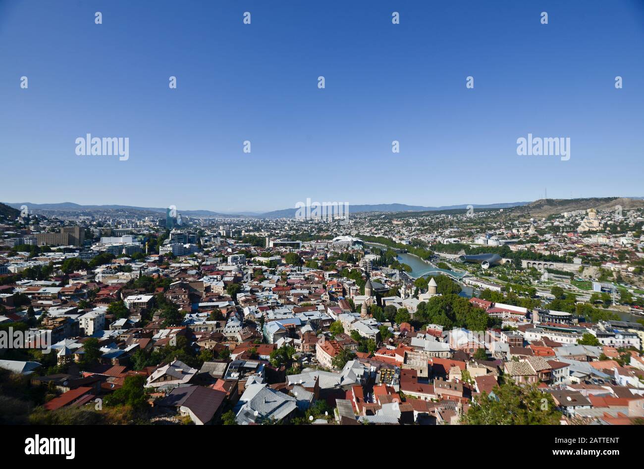 Vista panoramica di Tbilisi dalla collina di Sololaki, con il fiume Kura che attraversa il centro della città e le montagne sullo sfondo (Georgia) Foto Stock