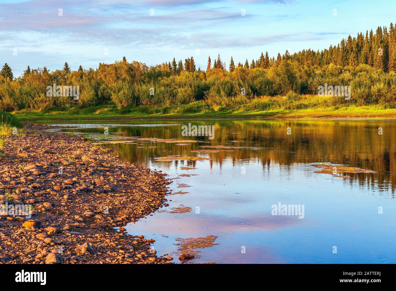 Fiume Pechora vicino alla città di Pechora a un'ora d'oro. Komi Repubblica. Russia Foto Stock