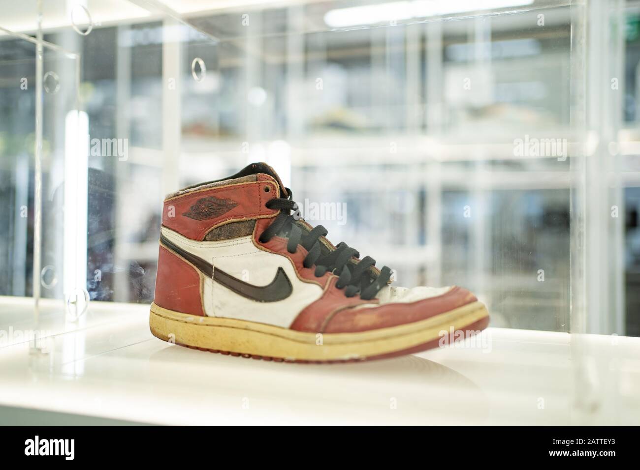 Bangkok, Thailandia - 4 gennaio 2020 : le vecchie sneaker Nike Air Jordan  in vetrina Foto stock - Alamy