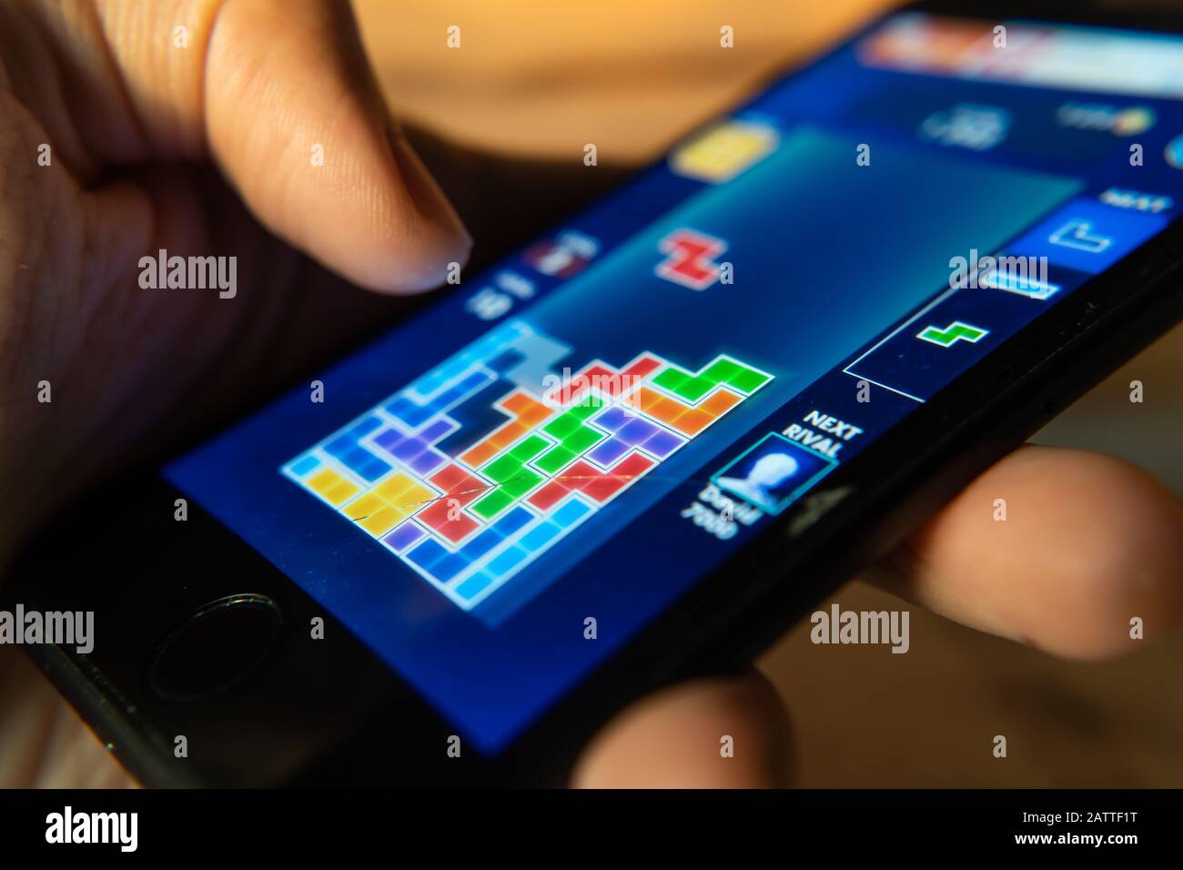 Bangkok, Thailandia - 11 ottobre 2019 : utente smartphone che gioca Tetris gioco su iphone 7. Foto Stock