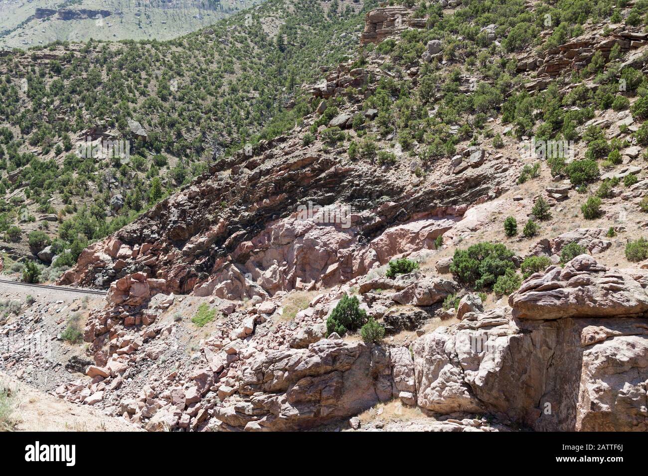 Strati di granito che hanno milioni di anni sono ora esposti da erosione dal fiume Bighorn per formare le pareti del Canyon del fiume Vento a Wyomi Foto Stock