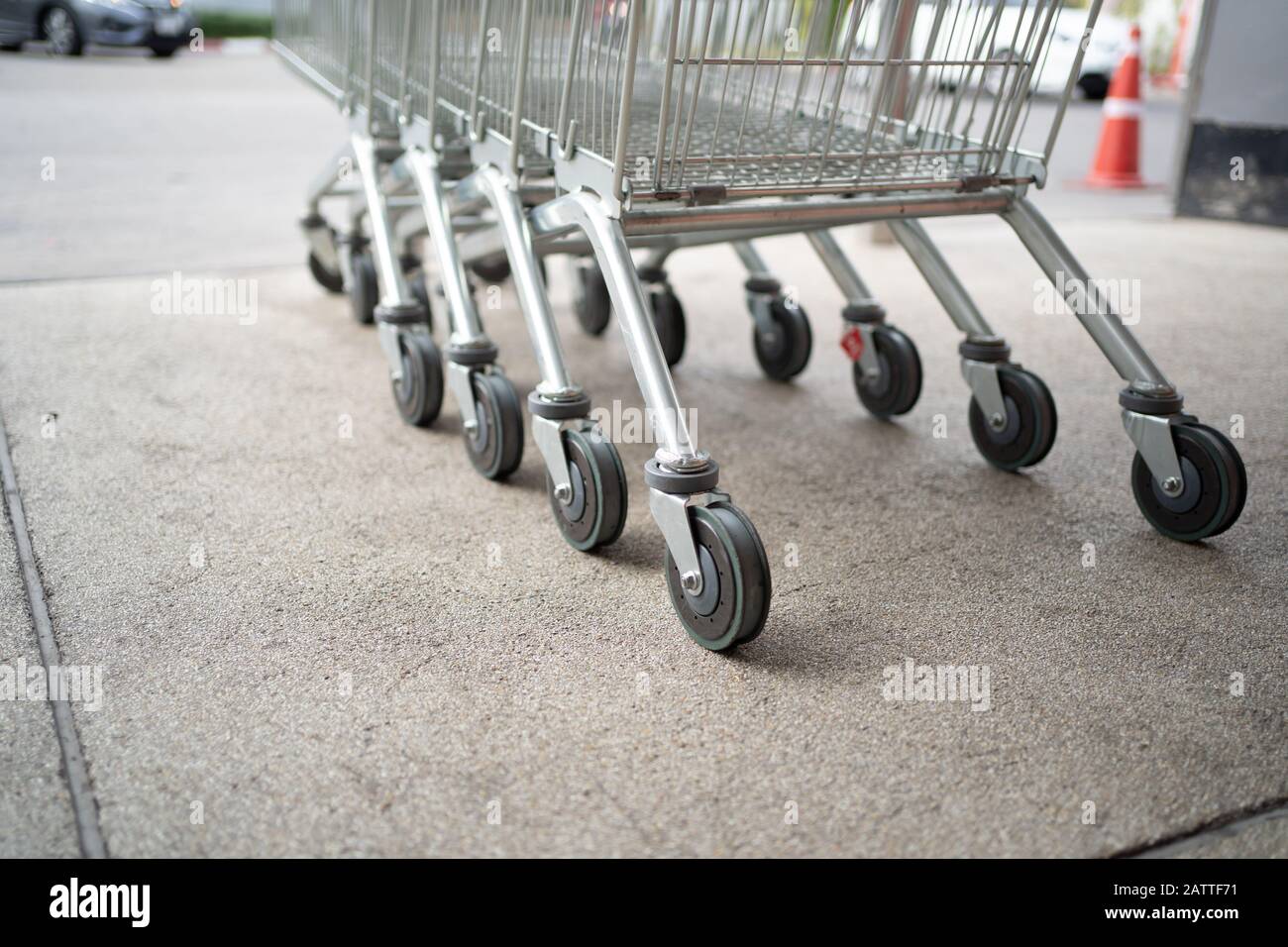 Foto ad angolo ridotto dei carrelli per lo shopping Foto Stock