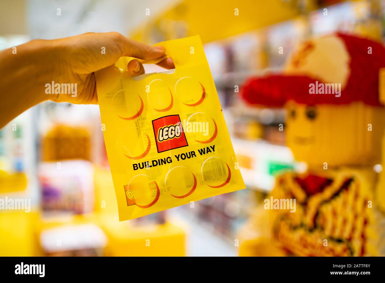 Bangkok, Thailandia - 3 gennaio 2020: Il cliente ha ricevuto una borsa di plastica dal negozio Lego per l'acquisto dei giocattoli. Foto Stock