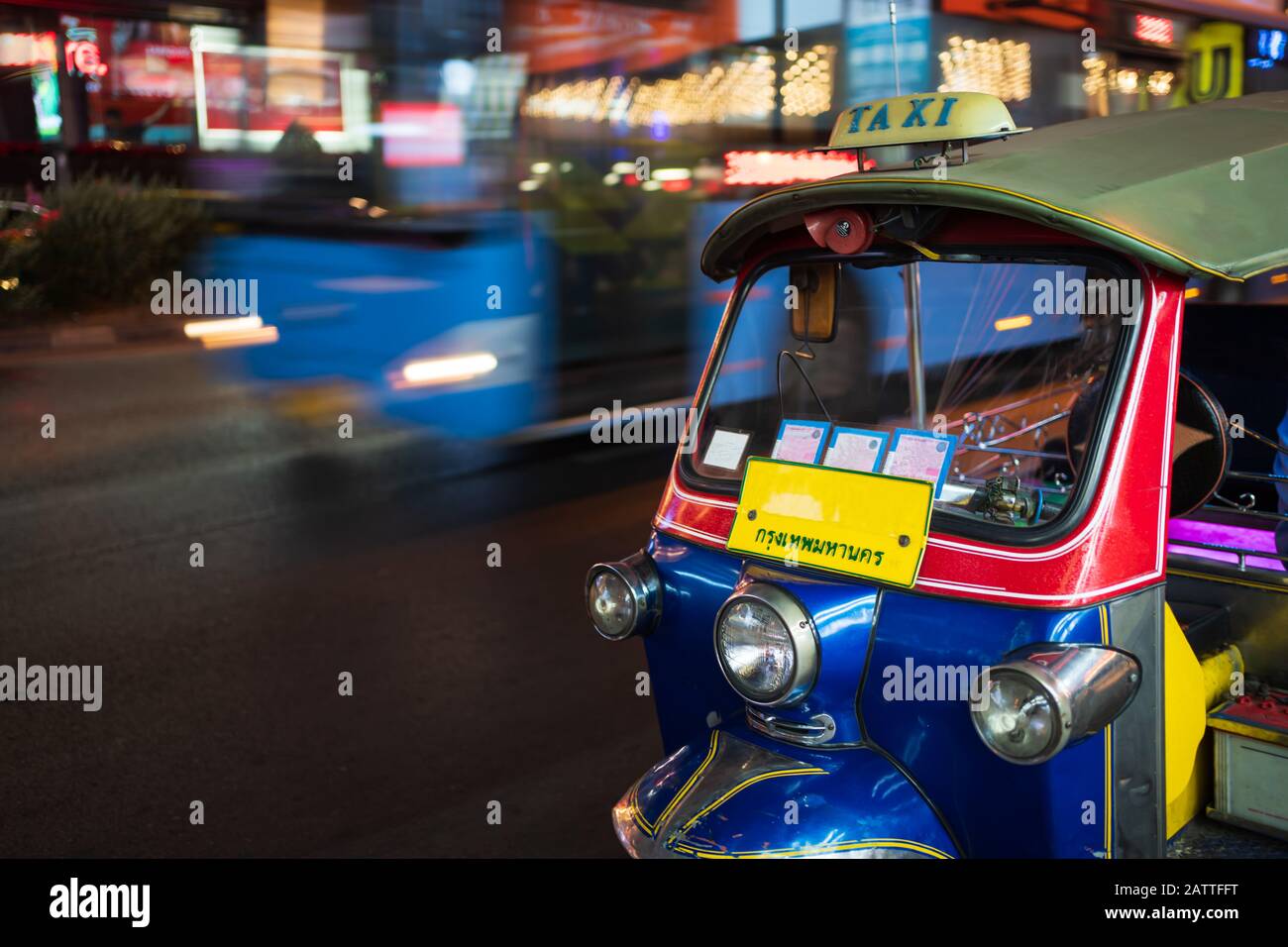 Tuk Tuk, un taxi a 3 ruote in Thailandia, sulla strada di Bangkok di notte. Una parola sulla targa è una parola tailandese 'Krungthepmahanakhon' significa Bangkok. Foto Stock