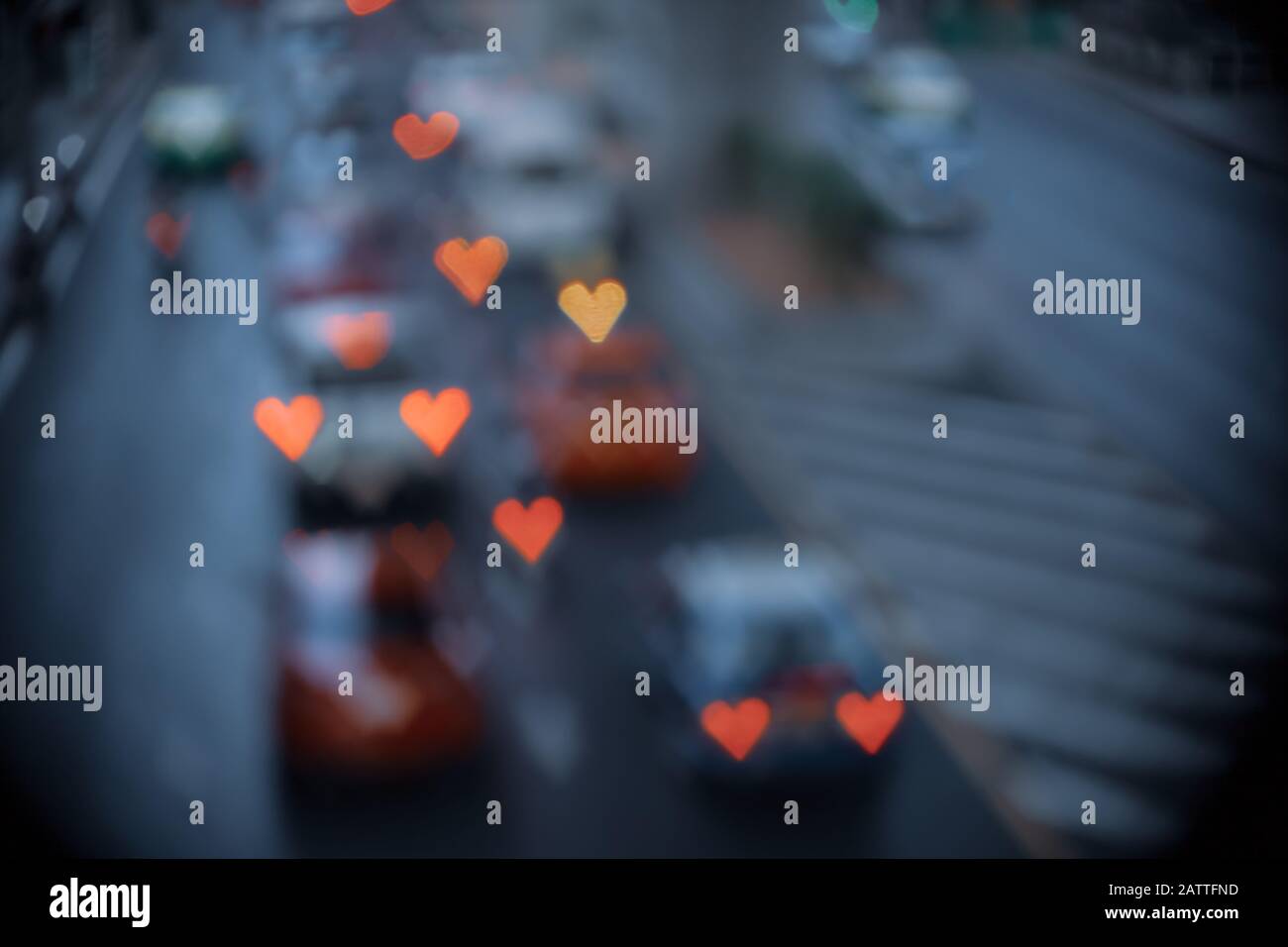 Bokeh a forma di cuore di luci da auto Foto Stock