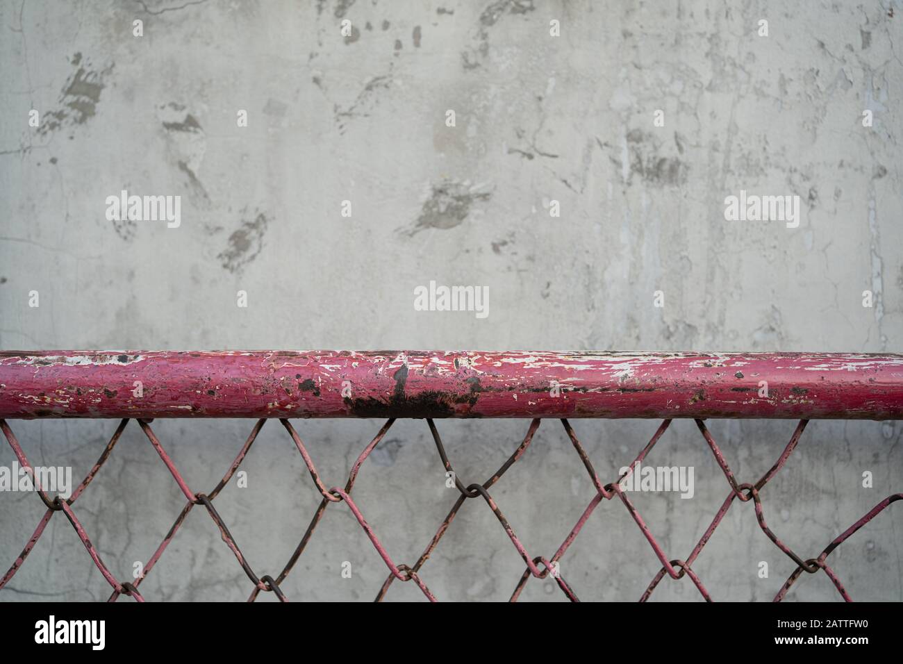 Struttura in calcestruzzo con recinzione a catena rossa Foto Stock