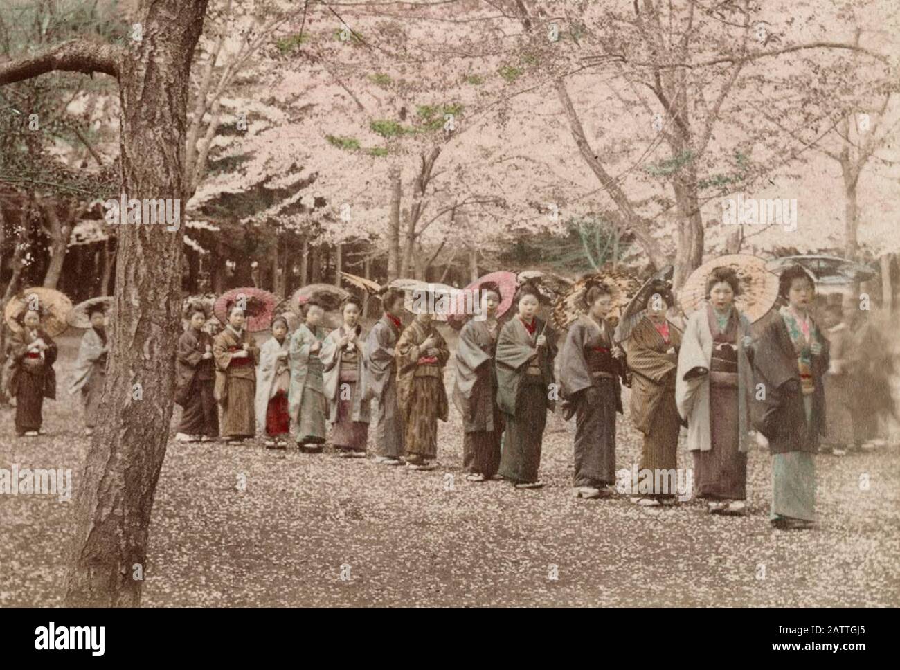 Scuola ragazze fuori per una passeggiata a Ueno Park, Tokyo, circa 1890 Foto Stock