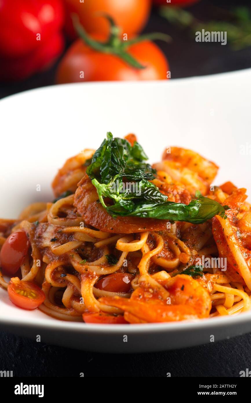Pasta con carne, salsa di pomodoro e verdure Foto Stock