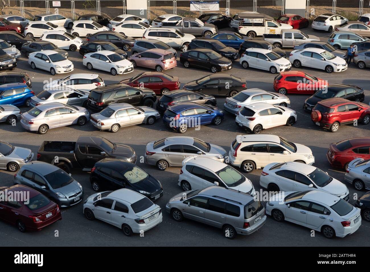 Bangkok, Thailandia - 12 dicembre 2019 : un sacco di auto parcheggiate nel parcheggio vicino alla stazione ferroviaria di Mo Chit BTS. Foto Stock