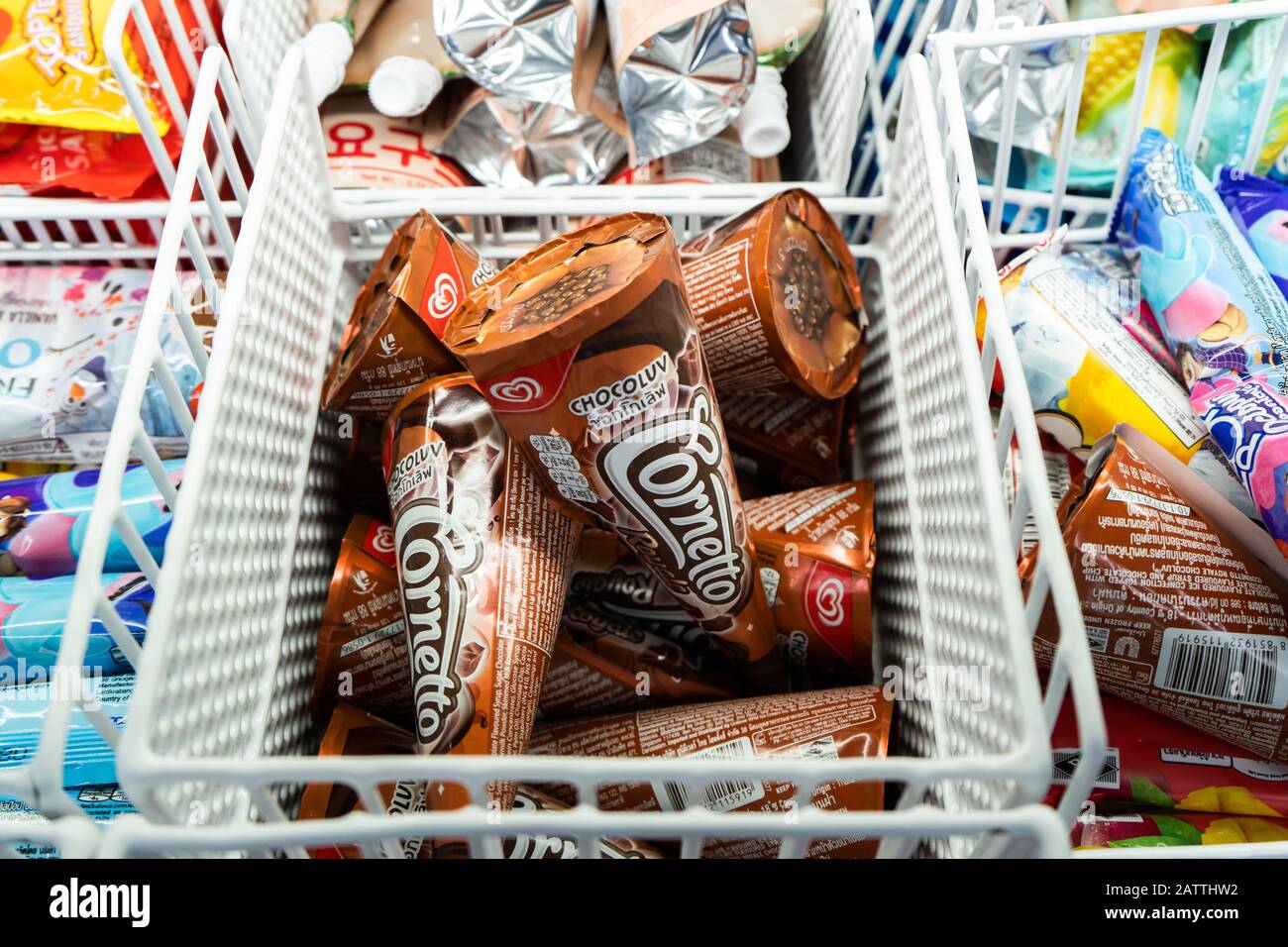 Bangkok, Thailandia - 22 Dicembre 2019 : gelato Cornetto in frigorifero. Foto Stock