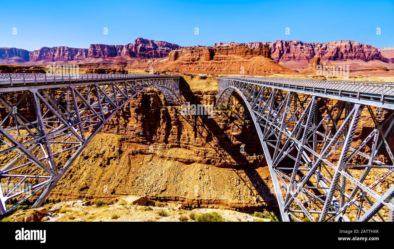 Ponte Navajo vecchio e nuovo dell'autostrada US 89 A, sopra il fiume Colorado a Marble Canyon nella Glen Canyon National Recreation Area, vicino a Page, Arizona Foto Stock