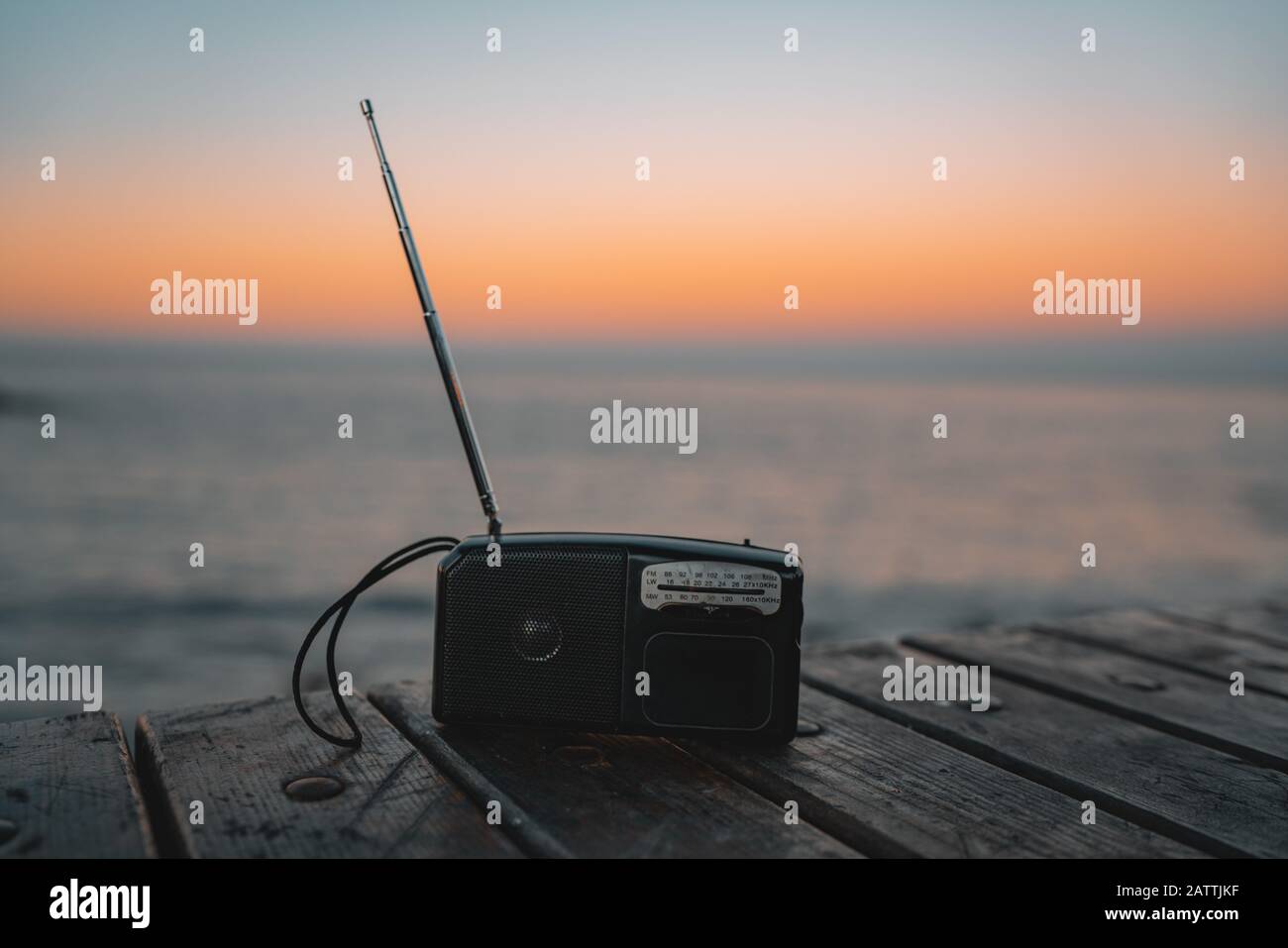 Una vecchia radio su una scrivania al tramonto. Concetto Di Musica. Foto Stock